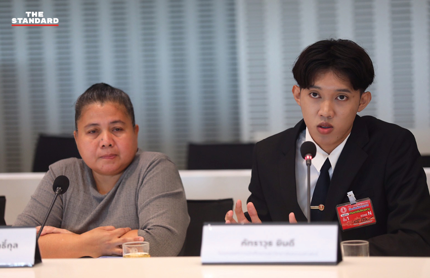 ณัฐพงษ์ เรืองปัญญาวุฒิ หัวหน้าพรรคประชาชน แถลงข่าวพร้อมคณะครม.เงา และตัวแทนนักศึกษา 5