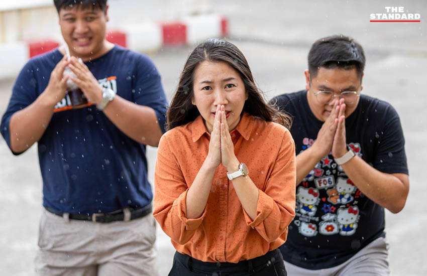 เพชรรัตน์ ใหม่ชมภู สส.เชียงใหม่ แถลงข่าวที่สถานีตำรวจภูธรช้างเผือก 1