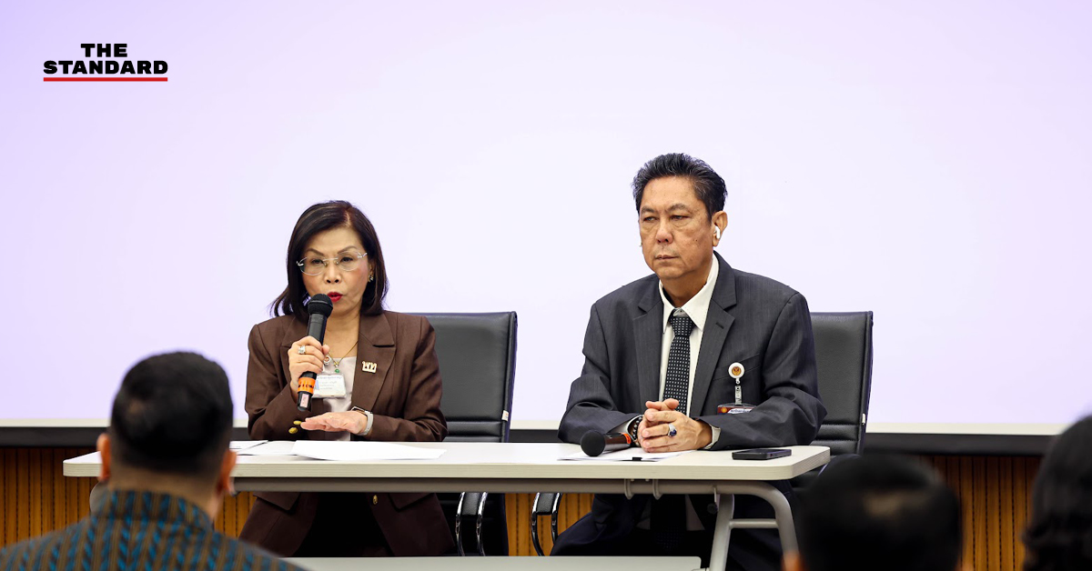 สมาชิกสภาผู้แทนราษฎรพรรคเพื่อไทยกำลังประชุมกันที่รัฐสภา
