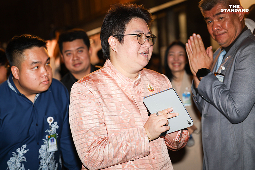 พิพัฒน์ รัชกิจประการ รองนายกรัฐมนตรี เป็นประธานการประชุมคณะรัฐมนตรี 15