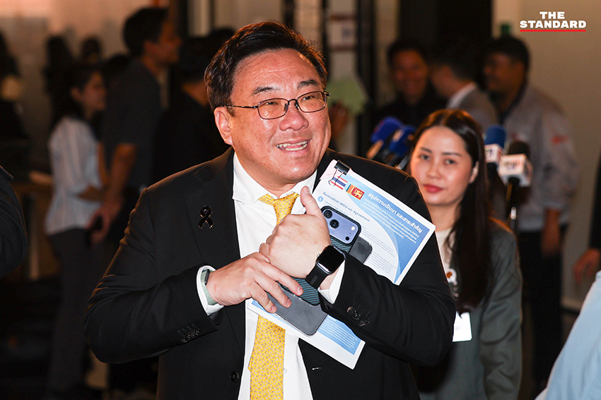 พิพัฒน์ รัชกิจประการ รองนายกรัฐมนตรี เป็นประธานการประชุมคณะรัฐมนตรี 4