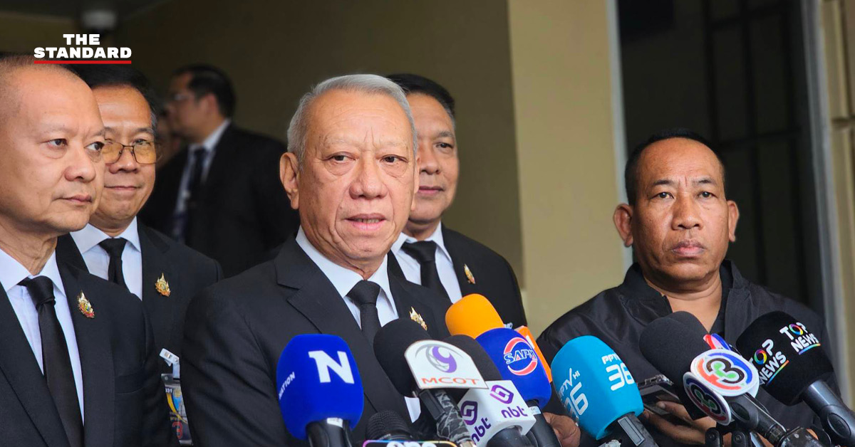 ภาพ พิพัฒน์ รัชกิจประการ รองนายกรัฐมนตรีและรัฐมนตรีว่าการกระทรวงคมนาคม ให้สัมภาษณ์สื่อมวลชน