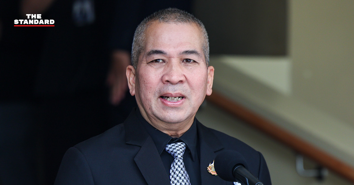 พล.ต.ท.รุทธพล เนาวรัตน์ รัฐมนตรีว่าการกระทรวงยุติธรรม กำลังให้สัมภาษณ์สื่อมวลชน
