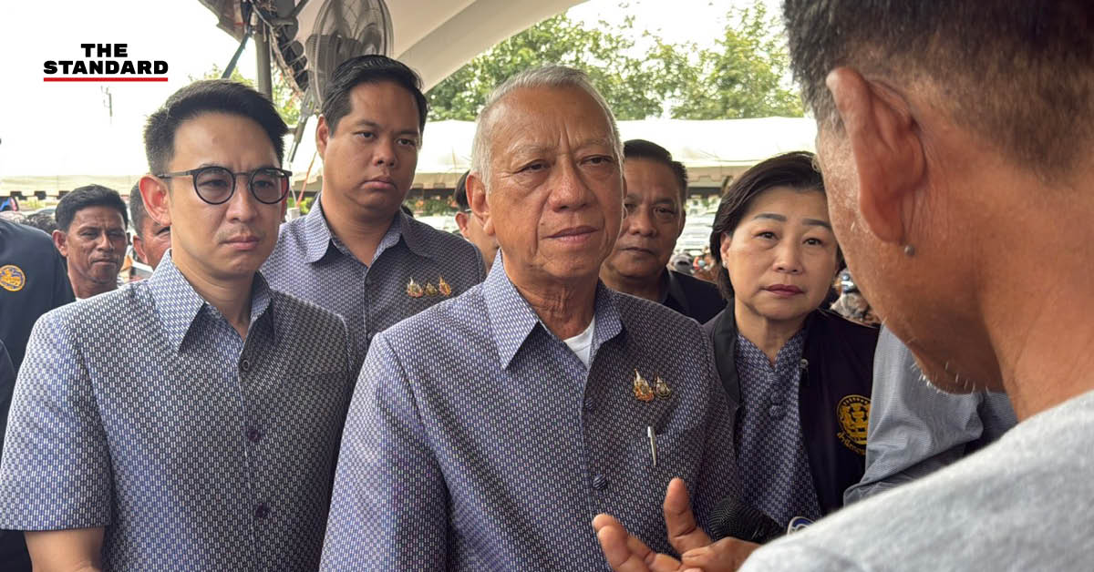 พิพัฒน์ รัชกิจประการ รองนายกรัฐมนตรีและรัฐมนตรีว่าการกระทรวงคมนาคม กำลังกล่าวบนเวที