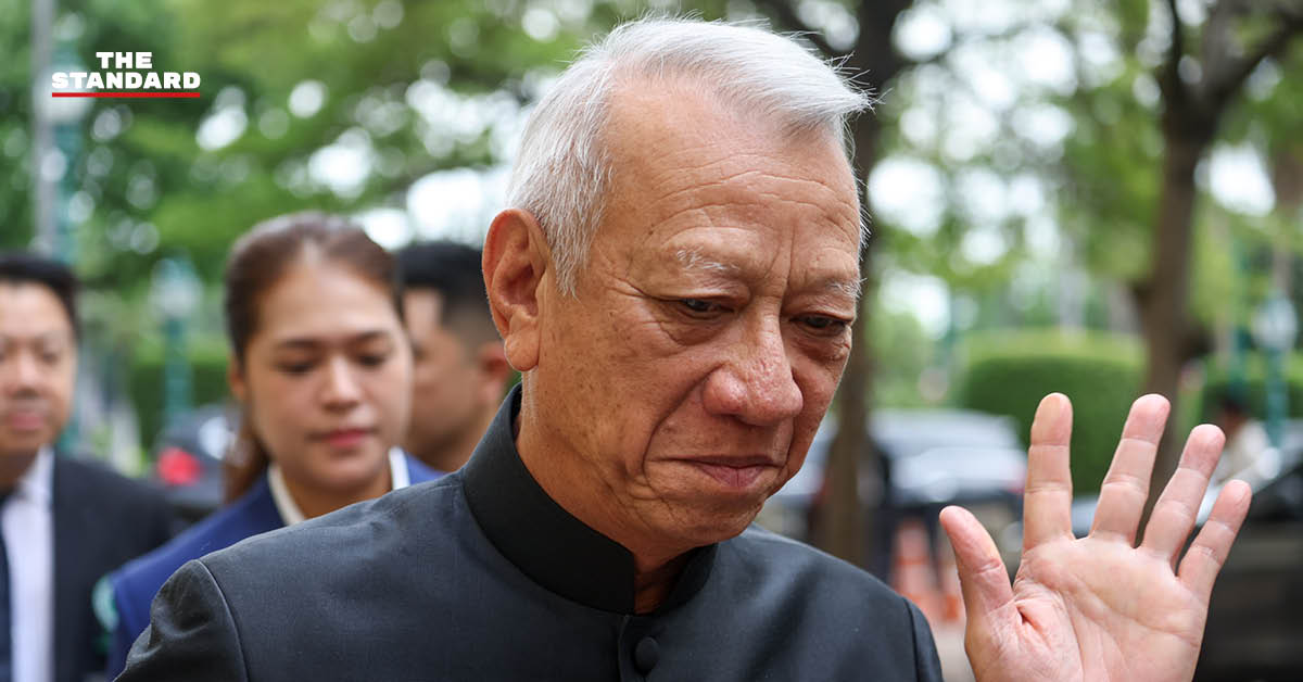พิพัฒน์ รัชกิจประการ รองนายกรัฐมนตรีและรัฐมนตรีว่าการกระทรวงคมนาคม ให้สัมภาษณ์สื่อมวลชน