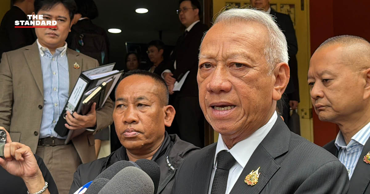 พิพัฒน์ รัชกิจประการ รองนายกรัฐมนตรีและรัฐมนตรีว่าการกระทรวงคมนาคม กำลังแถลงข่าวหรือประชุมเกี่ยวกับเหตุน้ำมันรั่ว