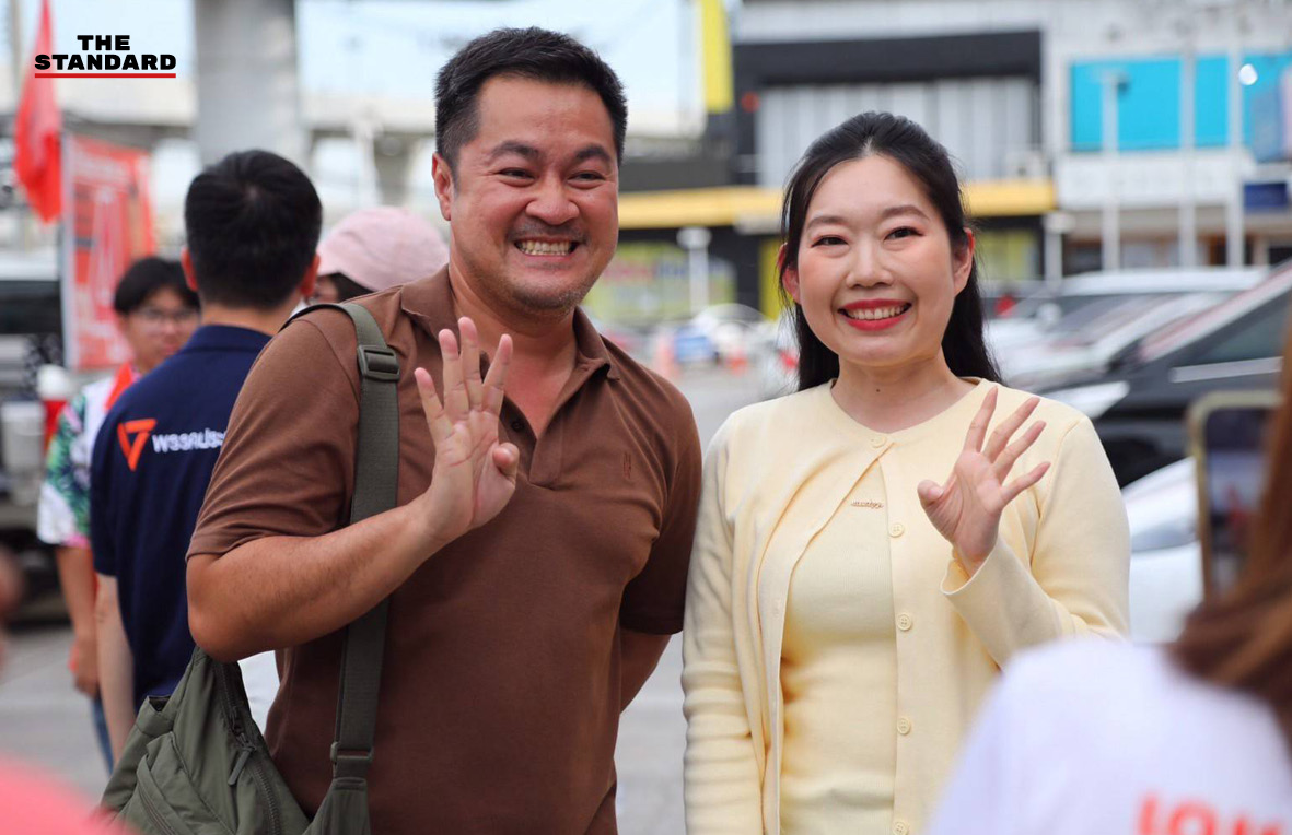 พิธา ลิ้มเจริญรัตน์ และ เดชรัต สุขกำเนิด บนรถแห่หาเสียง กำลังโบกมือทักทายประชาชนในจังหวัดนนทบุรี 1