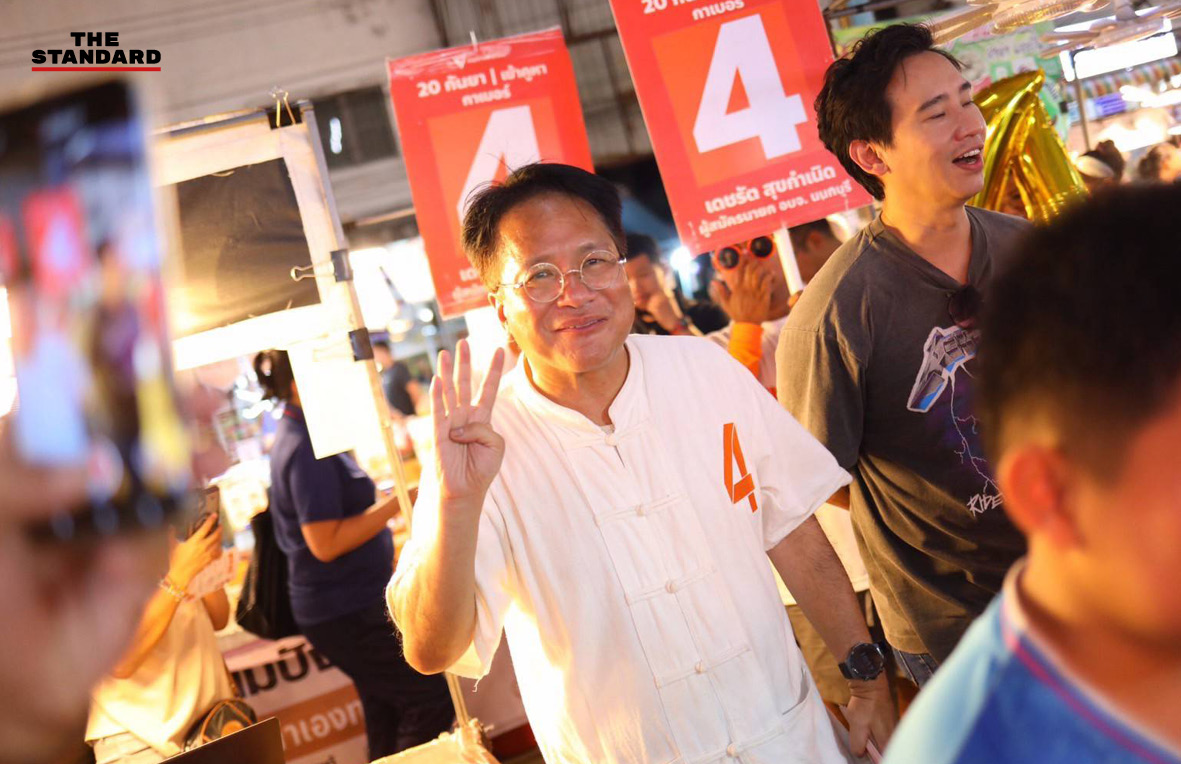 พิธา ลิ้มเจริญรัตน์ และ เดชรัต สุขกำเนิด บนรถแห่หาเสียง กำลังโบกมือทักทายประชาชนในจังหวัดนนทบุรี 2