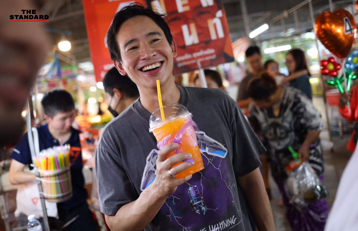 พิธา ลิ้มเจริญรัตน์ และ เดชรัต สุขกำเนิด บนรถแห่หาเสียง กำลังโบกมือทักทายประชาชนในจังหวัดนนทบุรี 4