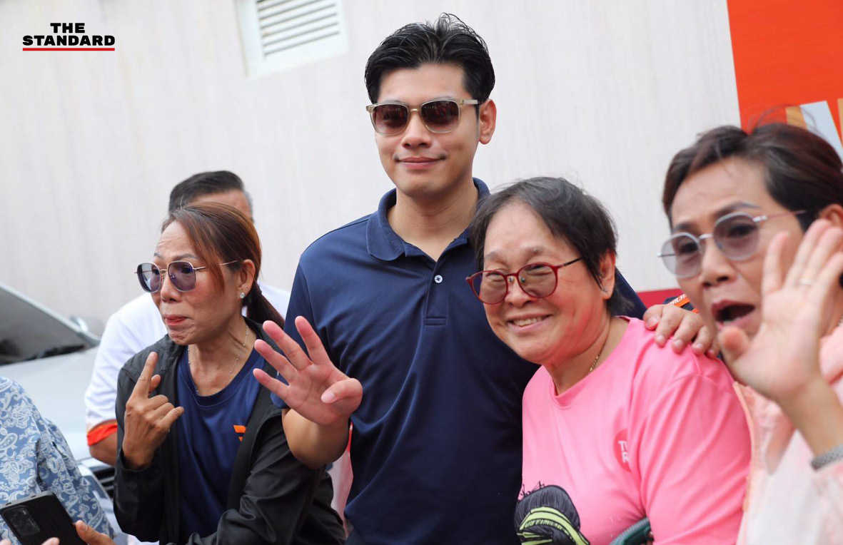พิธา ลิ้มเจริญรัตน์ และ เดชรัต สุขกำเนิด บนรถแห่หาเสียง กำลังโบกมือทักทายประชาชนในจังหวัดนนทบุรี 5