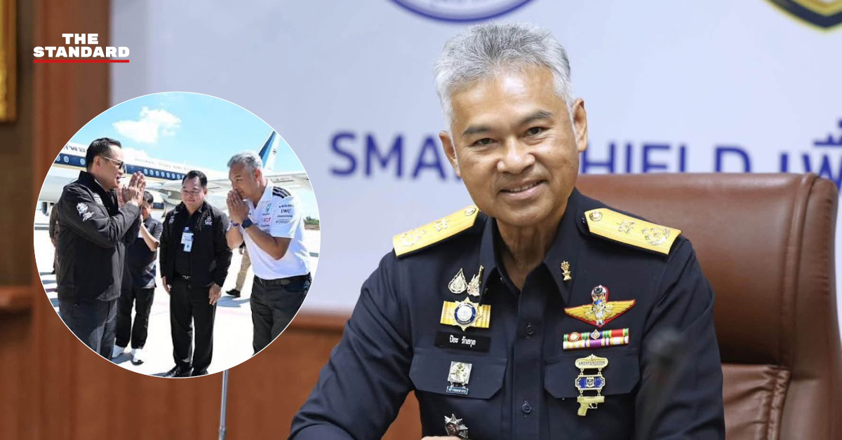 ร.ต.อ.ปิยะ รักสกุล ยืนรอต้อนรับอนุทิน ชาญวีรกูล ลงจากเครื่องบิน