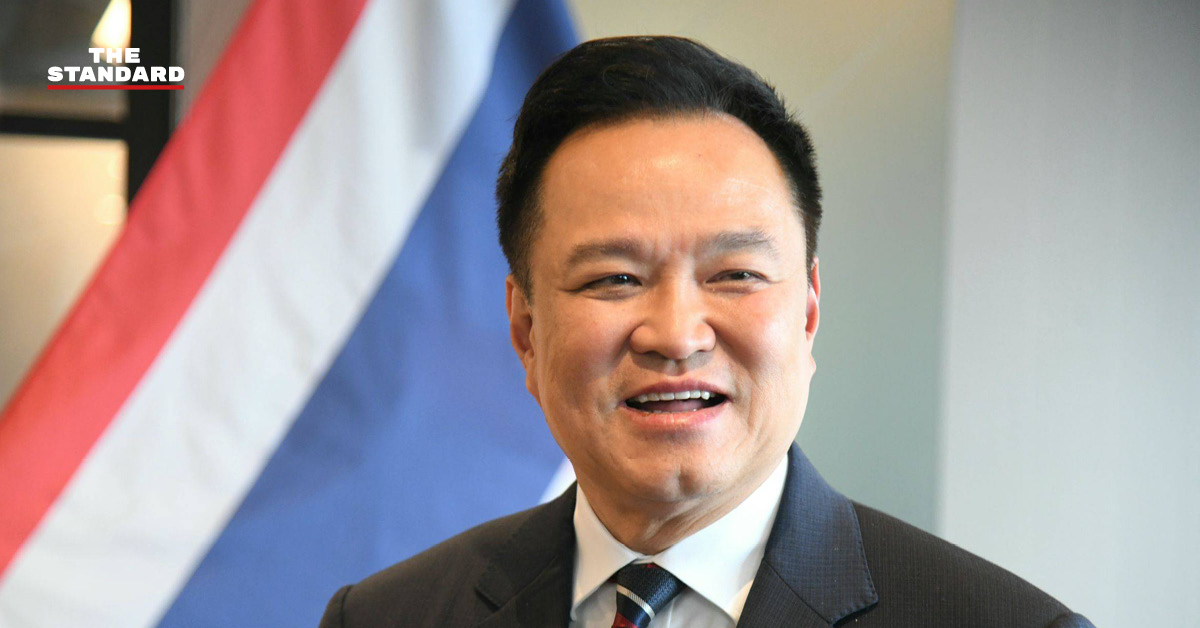 ภาพอนุทิน ชาญวีรกูล ขณะให้สัมภาษณ์ที่สหรัฐอเมริกา