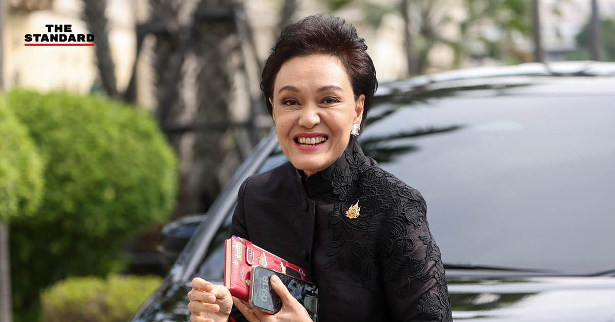 ศุภจี สุธรรมพันธุ์ รองนายกรัฐมนตรีและรัฐมนตรีว่าการกระทรวงพาณิชย์ แถลงข่าวที่ทำเนียบรัฐบาล