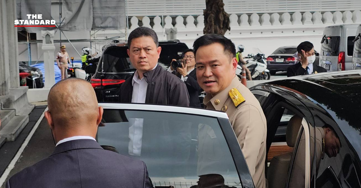 อนุทิน ชาญวีรกูล นายกรัฐมนตรี ให้สัมภาษณ์สื่อมวลชน