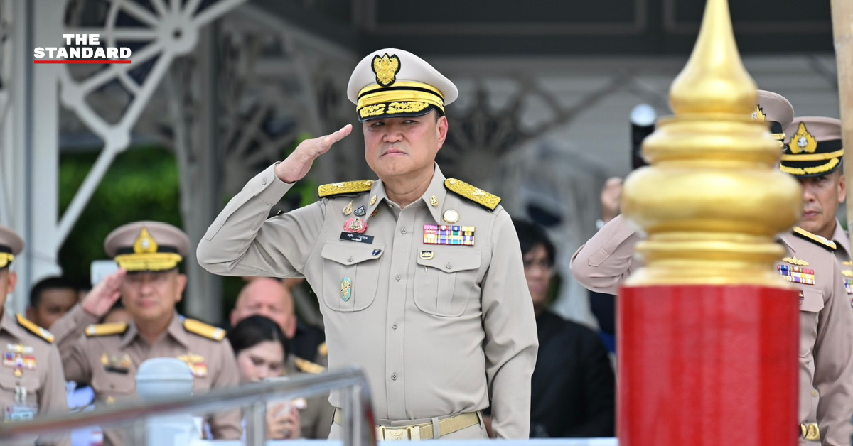 ภาพนายกรัฐมนตรีขณะลงเรือตรวจความพร้อมขบวนพยุหยาตราทางชลมารค