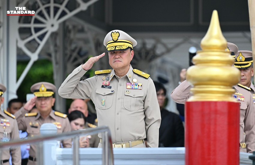 ภาพนายกรัฐมนตรีขณะลงเรือตรวจความพร้อมขบวนพยุหยาตราทางชลมารค 1