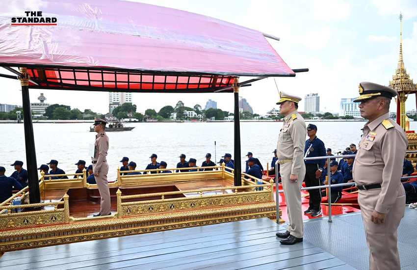 ภาพนายกรัฐมนตรีขณะลงเรือตรวจความพร้อมขบวนพยุหยาตราทางชลมารค 2