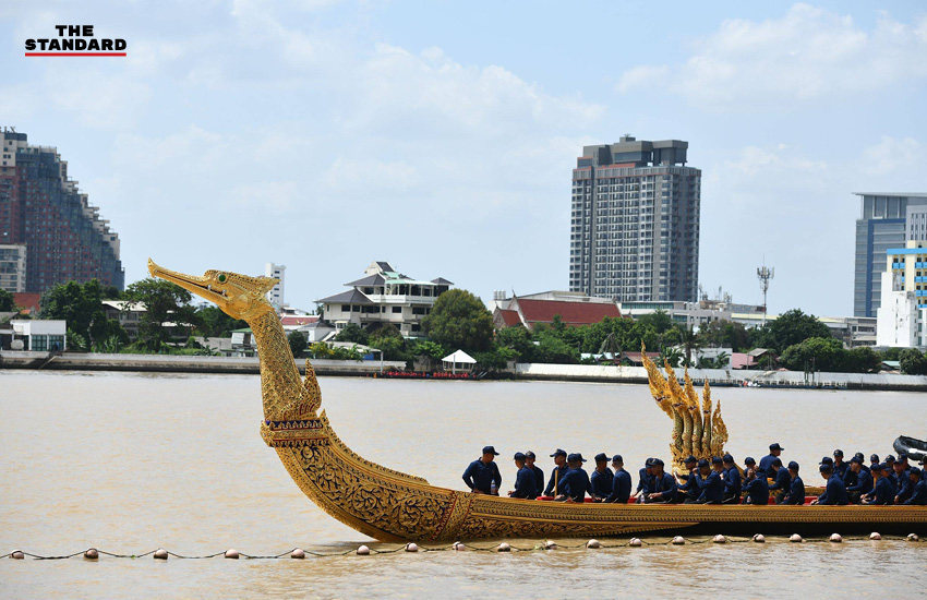 ภาพนายกรัฐมนตรีขณะลงเรือตรวจความพร้อมขบวนพยุหยาตราทางชลมารค 3