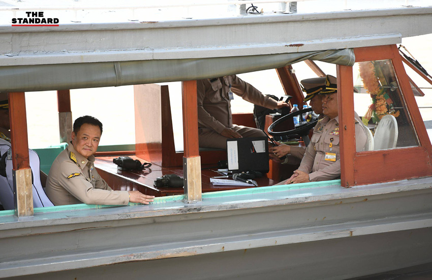 ภาพนายกรัฐมนตรีขณะลงเรือตรวจความพร้อมขบวนพยุหยาตราทางชลมารค 4