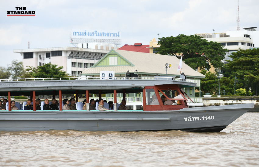 ภาพนายกรัฐมนตรีขณะลงเรือตรวจความพร้อมขบวนพยุหยาตราทางชลมารค 5