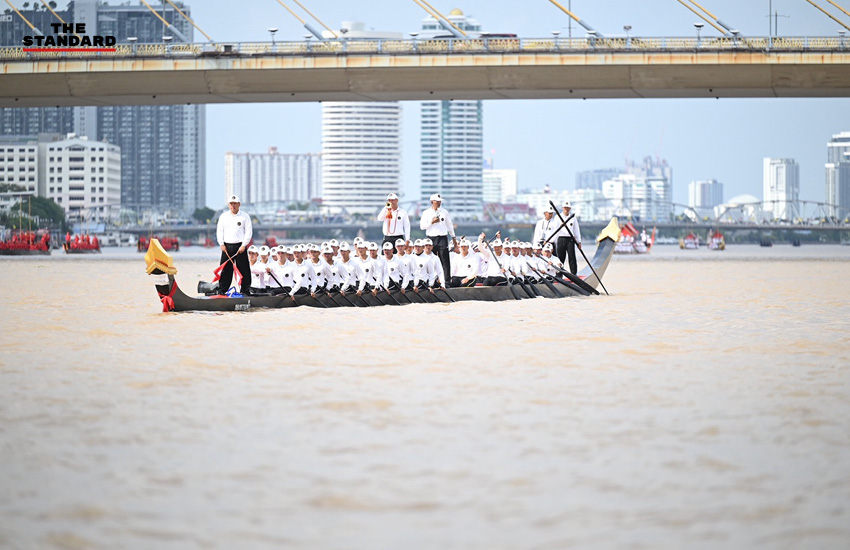ภาพนายกรัฐมนตรีขณะลงเรือตรวจความพร้อมขบวนพยุหยาตราทางชลมารค 6