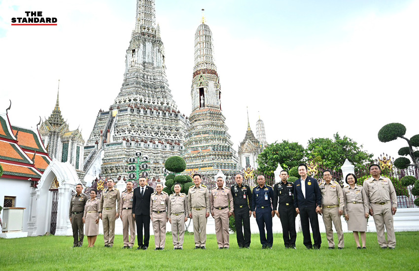 ภาพนายกรัฐมนตรีขณะลงเรือตรวจความพร้อมขบวนพยุหยาตราทางชลมารค 7