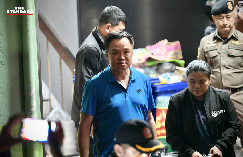 นายกรัฐมนตรีลงพื้นที่เยี่ยมประชาชนที่เคหะร่มเกล้าที่ประสบภัยน้ำท่วม 1