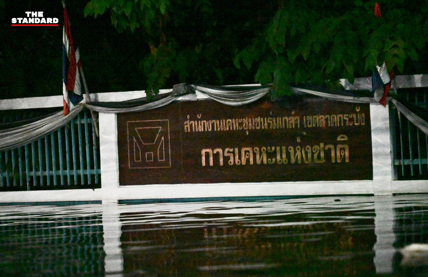 นายกรัฐมนตรีลงพื้นที่เยี่ยมประชาชนที่เคหะร่มเกล้าที่ประสบภัยน้ำท่วม 2