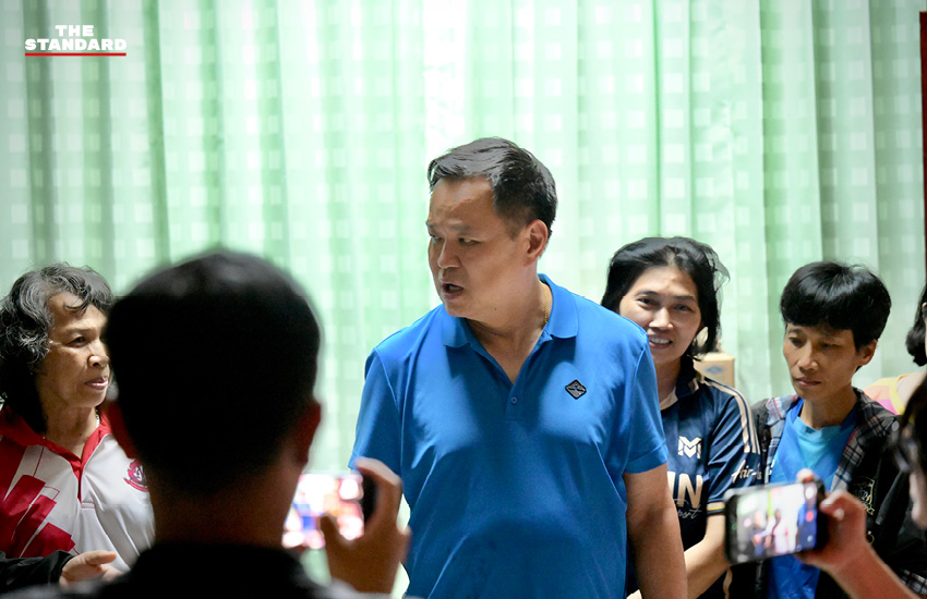 นายกรัฐมนตรีลงพื้นที่เยี่ยมประชาชนที่เคหะร่มเกล้าที่ประสบภัยน้ำท่วม 5