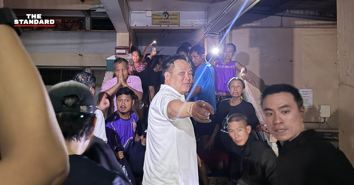 นายกรัฐมนตรีลงเรือแจกถุงยังชีพให้ประชาชนที่แฟลตคลองจั่นซึ่งมีน้ำท่วมสูง