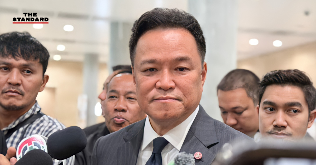 อนุทิน ชาญวีรกูล ให้สัมภาษณ์สื่อมวลชน