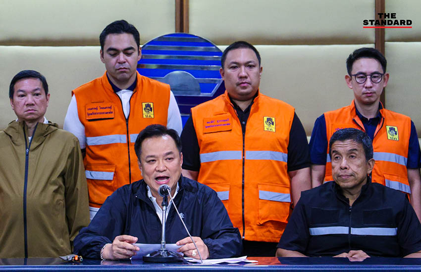 อนุทิน ชาญวีรกูล นายกรัฐมนตรี เดินทางถึงประเทศไทยเพื่อประชุมด่วนรับมือสถานการณ์น้ำท่วม 3