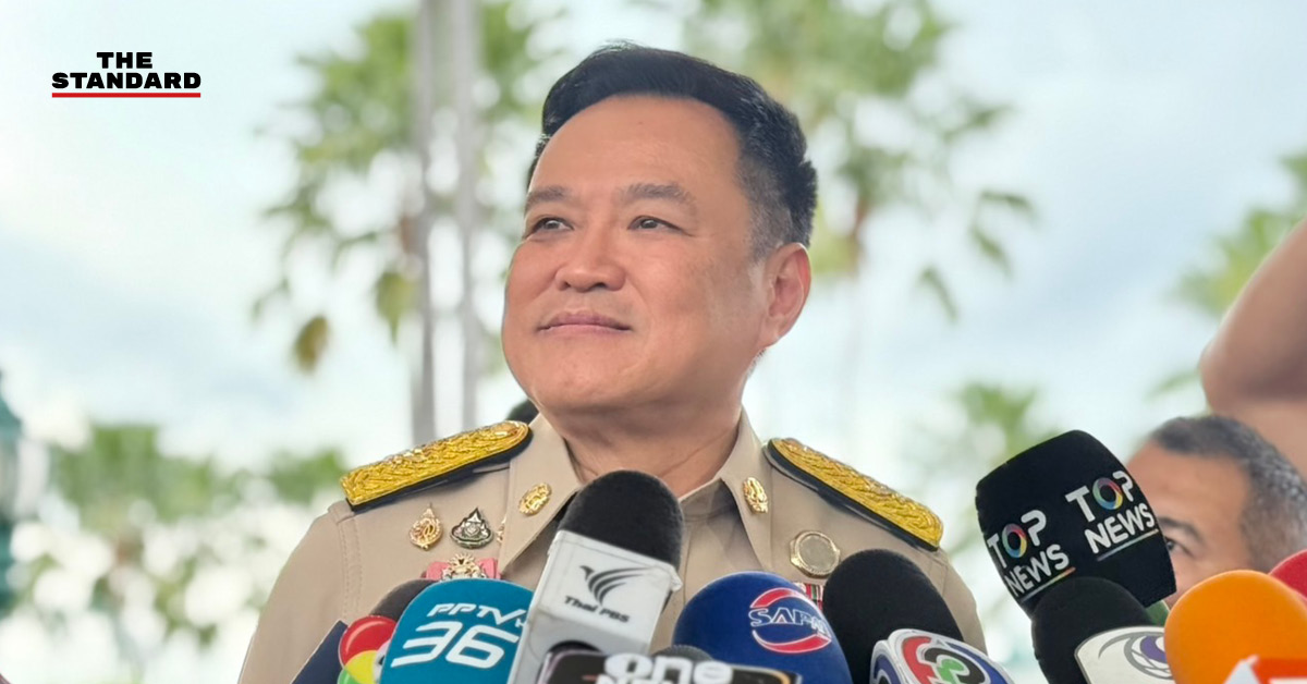 นายกรัฐมนตรีกำลังให้สัมภาษณ์สื่อมวลชนเกี่ยวกับประเด็นการฮั้ว สว.