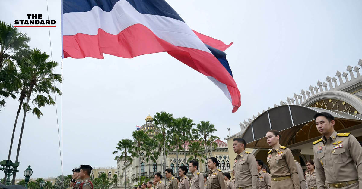 อนุทิน ชาญวีรกูล นำคณะรัฐมนตรีและข้าราชการร้องเพลงชาติไทย เนื่องในวันพระราชทานธงชาติไทย