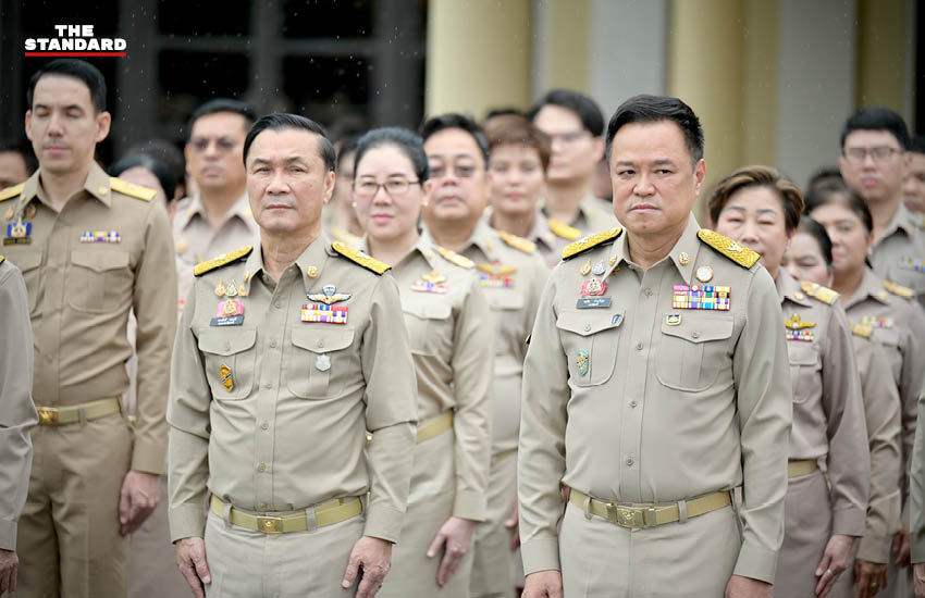 อนุทิน ชาญวีรกูล นำคณะรัฐมนตรีและข้าราชการร้องเพลงชาติไทย เนื่องในวันพระราชทานธงชาติไทย 2