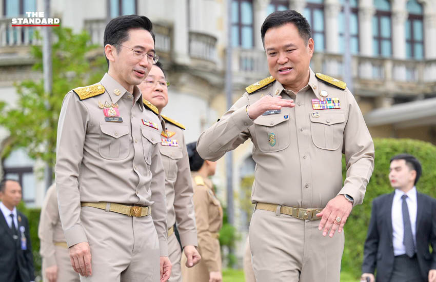 อนุทิน ชาญวีรกูล นำคณะรัฐมนตรีและข้าราชการร้องเพลงชาติไทย เนื่องในวันพระราชทานธงชาติไทย 3