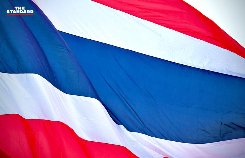 อนุทิน ชาญวีรกูล นำคณะรัฐมนตรีและข้าราชการร้องเพลงชาติไทย เนื่องในวันพระราชทานธงชาติไทย 4