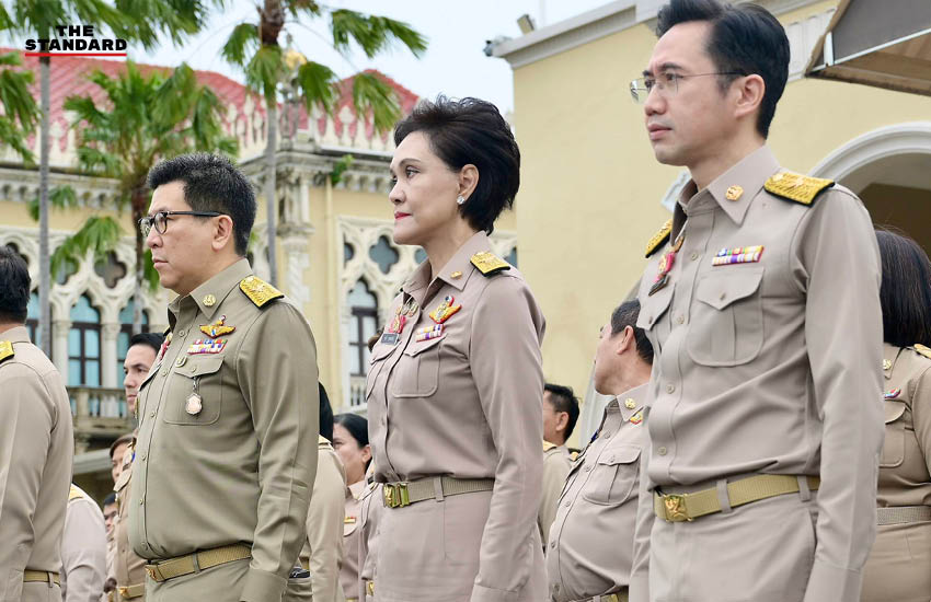 อนุทิน ชาญวีรกูล นำคณะรัฐมนตรีและข้าราชการร้องเพลงชาติไทย เนื่องในวันพระราชทานธงชาติไทย 5