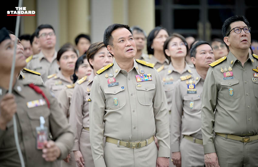 อนุทิน ชาญวีรกูล นำคณะรัฐมนตรีและข้าราชการร้องเพลงชาติไทย เนื่องในวันพระราชทานธงชาติไทย 7