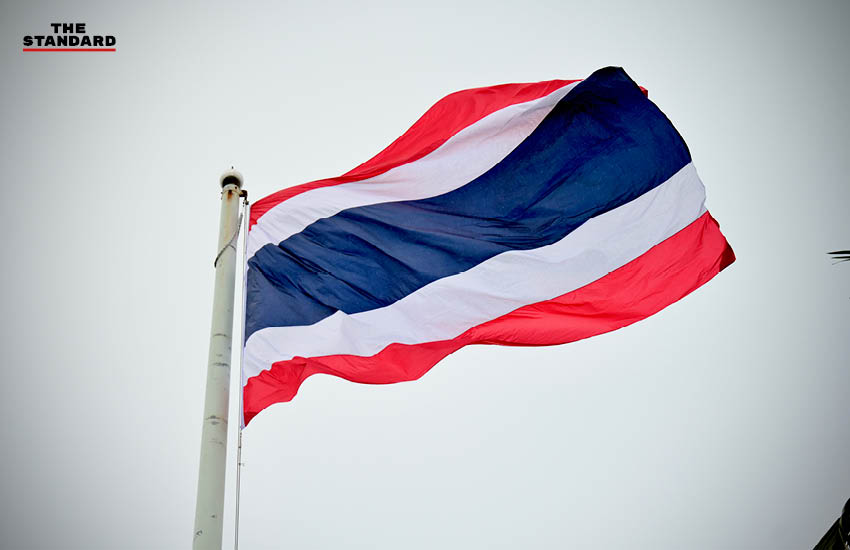 อนุทิน ชาญวีรกูล นำคณะรัฐมนตรีและข้าราชการร้องเพลงชาติไทย เนื่องในวันพระราชทานธงชาติไทย 8