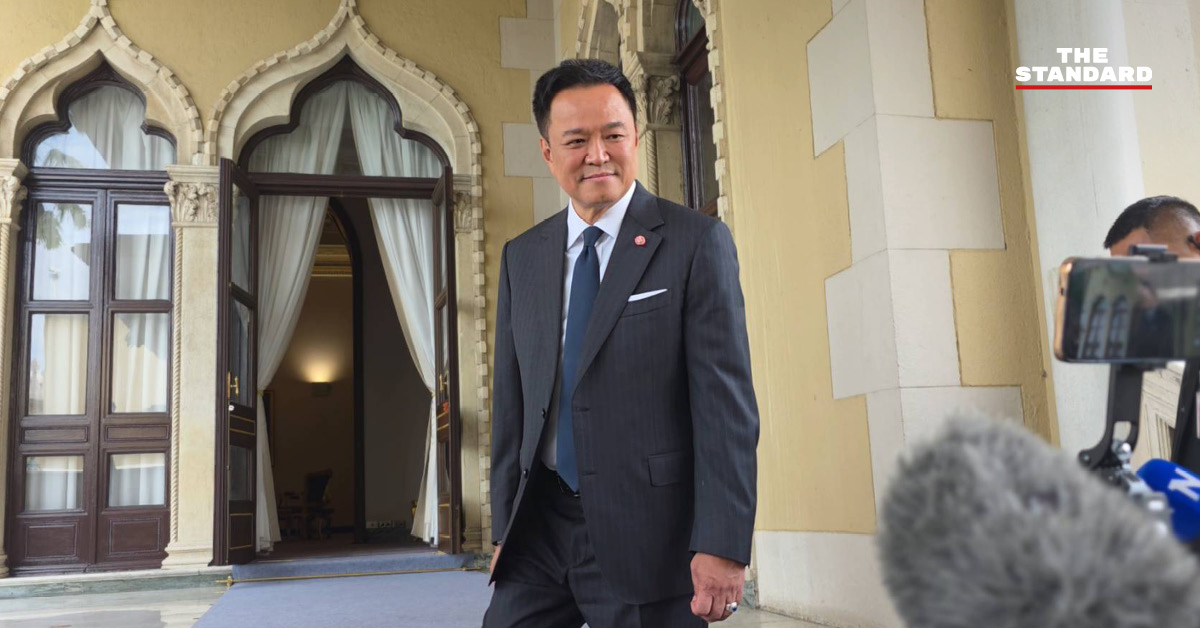 ภาพอนุทิน ชาญวีรกูล นายกรัฐมนตรี ขณะตอบคำถามผู้สื่อข่าว