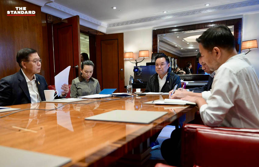 อนุทิน ชาญวีรกูล นายกรัฐมนตรี ประชุมทางไกลจากลอนดอนติดตามสถานการณ์น้ำท่วม 3