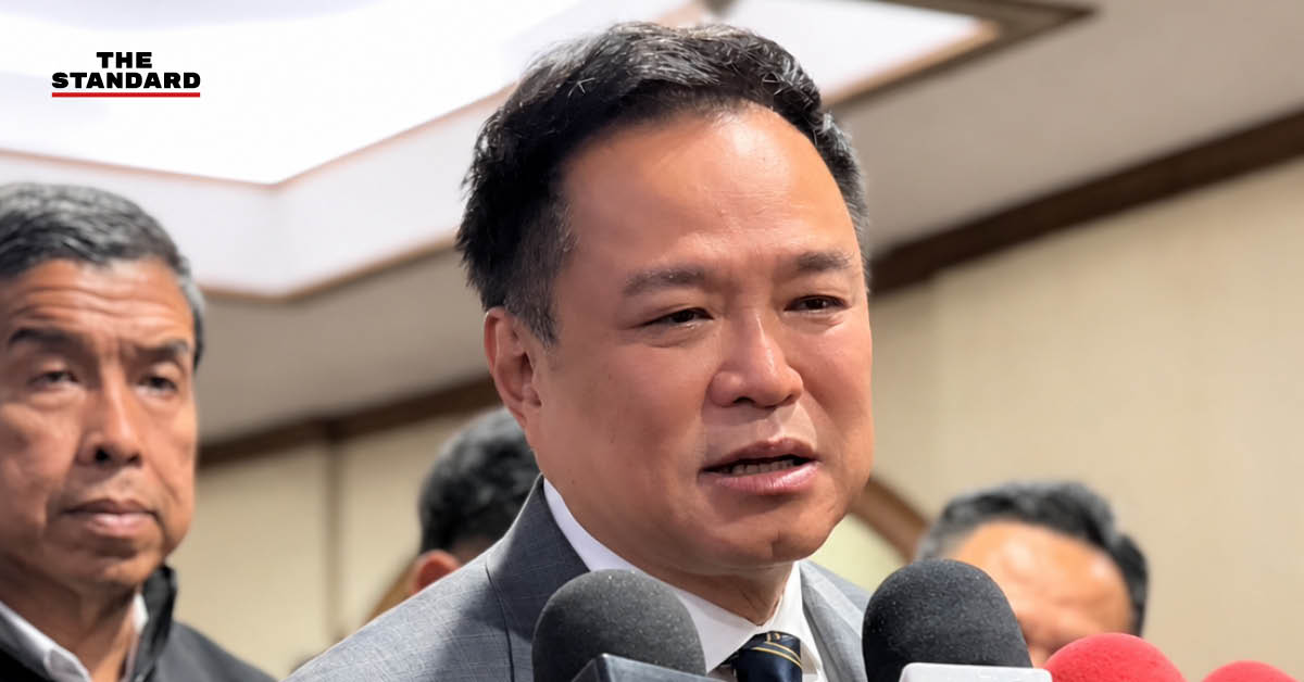 ภาพอนุทิน ชาญวีรกูล ขณะแถลงข่าวสถานการณ์น้ำท่วม