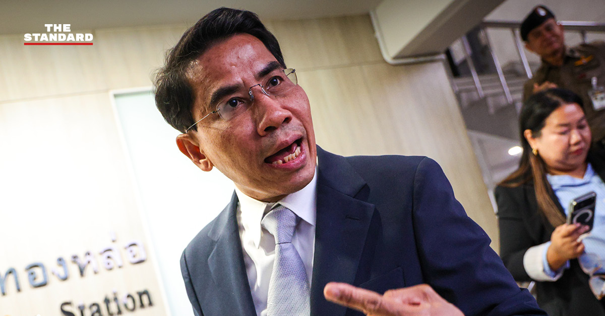 พล.ต.ท. ไตรรงค์ ผิวพรรณ โฆษกสำนักงานตำรวจแห่งชาติ แถลงข่าวที่ สน.ทองหล่อ