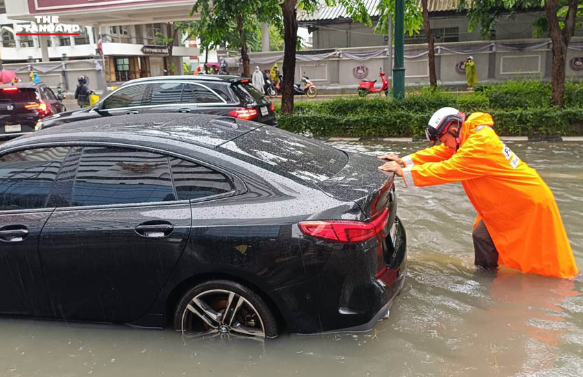 ตำรวจจราจรกำลังช่วยเหลือประชาชนที่ประสบปัญหารถเสียจากน้ำท่วม 3