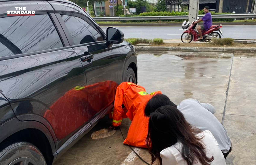 ตำรวจจราจรกำลังช่วยเหลือประชาชนที่ประสบปัญหารถเสียจากน้ำท่วม 4