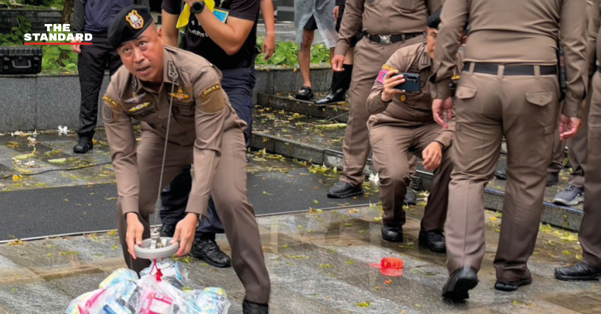 โดรนพระราชทานกำลังบินลำเลียงสิ่งของช่วยเหลือผู้ประสบภัยน้ำท่วม