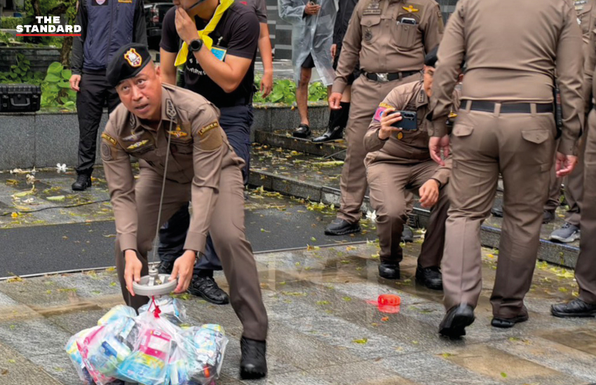 โดรนพระราชทานกำลังบินลำเลียงสิ่งของช่วยเหลือผู้ประสบภัยน้ำท่วม 1