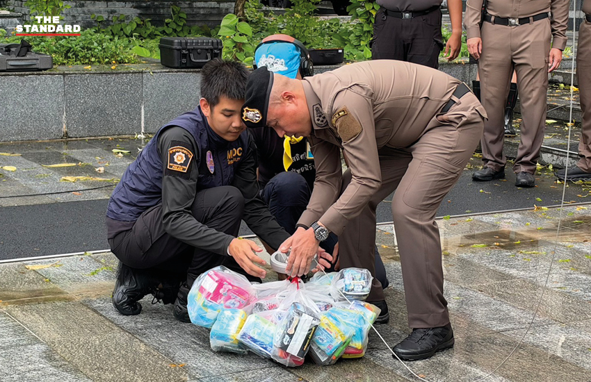 โดรนพระราชทานกำลังบินลำเลียงสิ่งของช่วยเหลือผู้ประสบภัยน้ำท่วม 3