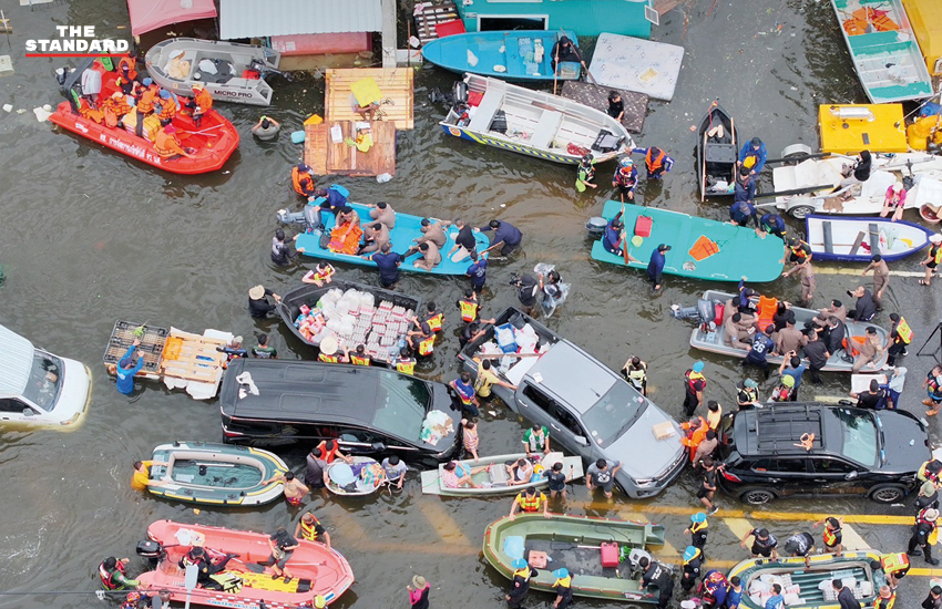 โดรนพระราชทานกำลังบินลำเลียงสิ่งของช่วยเหลือผู้ประสบภัยน้ำท่วม 4